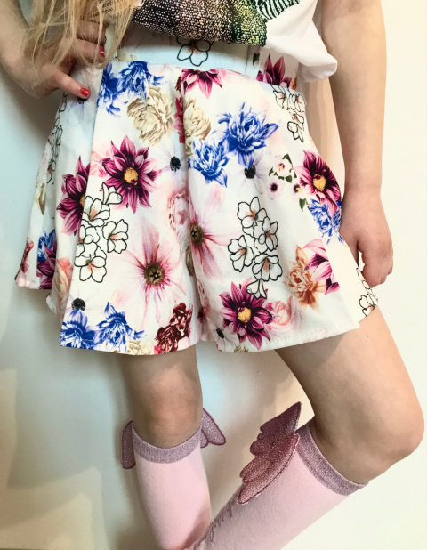 Spodenki dziewczęce ~jak spódnica FLOWERS biel Spodenki dziewczęce ~jak spódnica FLOWERS biel