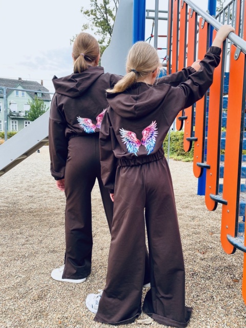 Dres WINGS czekoladowy ZE SKRZYDŁAMI Dres WINGS czekoladowy ZE SKRZYDŁAMI