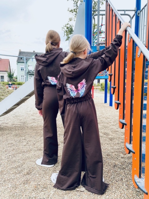 Dres WINGS czekoladowy ZE SKRZYDŁAMI Dres WINGS czekoladowy ZE SKRZYDŁAMI