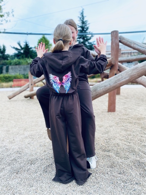 Dres WINGS czekoladowy ZE SKRZYDŁAMI Dres WINGS czekoladowy ZE SKRZYDŁAMI