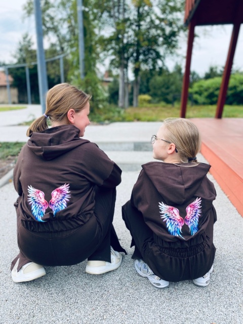 Dres WINGS czekoladowy ZE SKRZYDŁAMI Dres WINGS czekoladowy ZE SKRZYDŁAMI