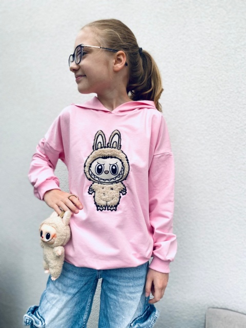 Różowa BLUZA dziewczęca z beżową aplikacją LABUBU haft Różowa BLUZA dziewczęca z beżową aplikacją LABUBU haft