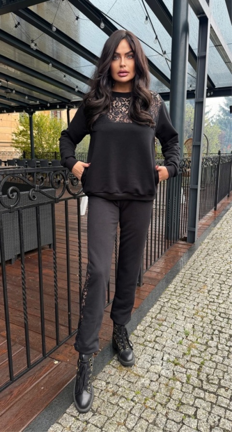 Dres damski wstawki koronkowe By Sisi czarny Dres damski wstawki koronkowe By Sisi czarny
